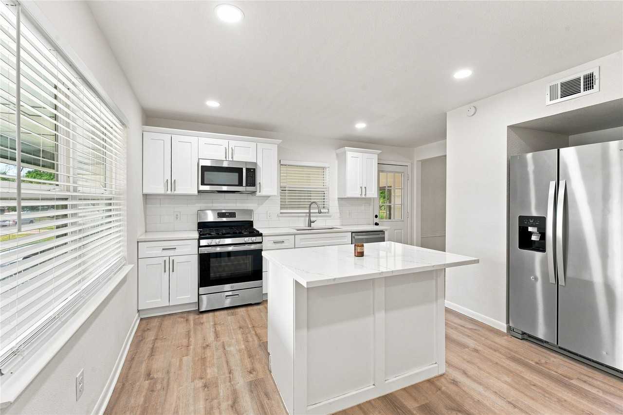 1411 W Shields Dr - Photo 4 of 28
