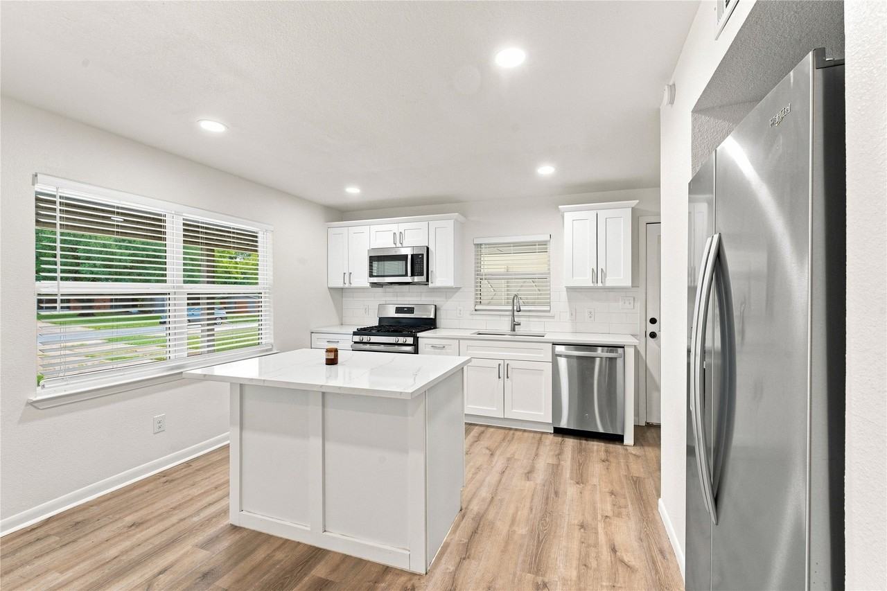 1411 W Shields Dr - Photo 5 of 28