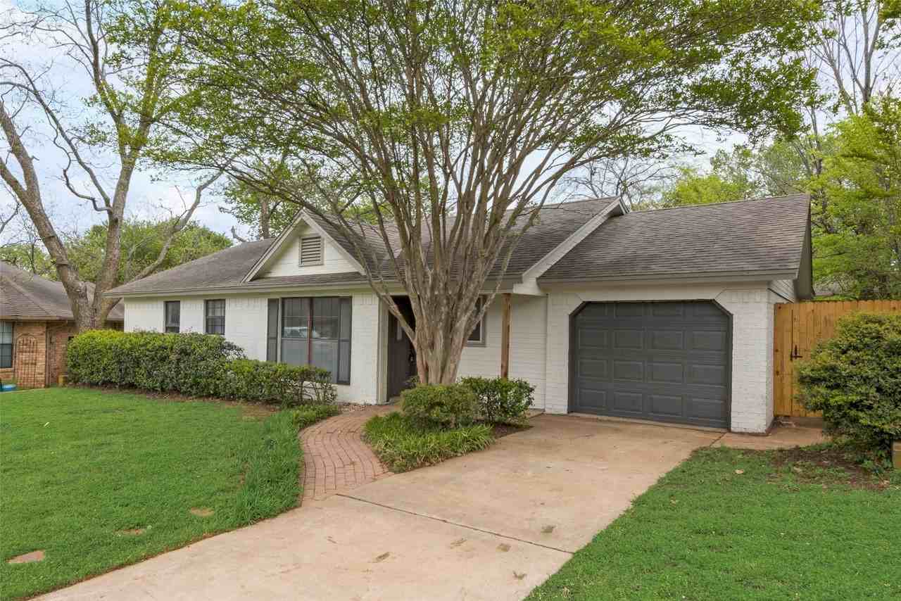 907 Melanie Ln - Photo 3 of 32