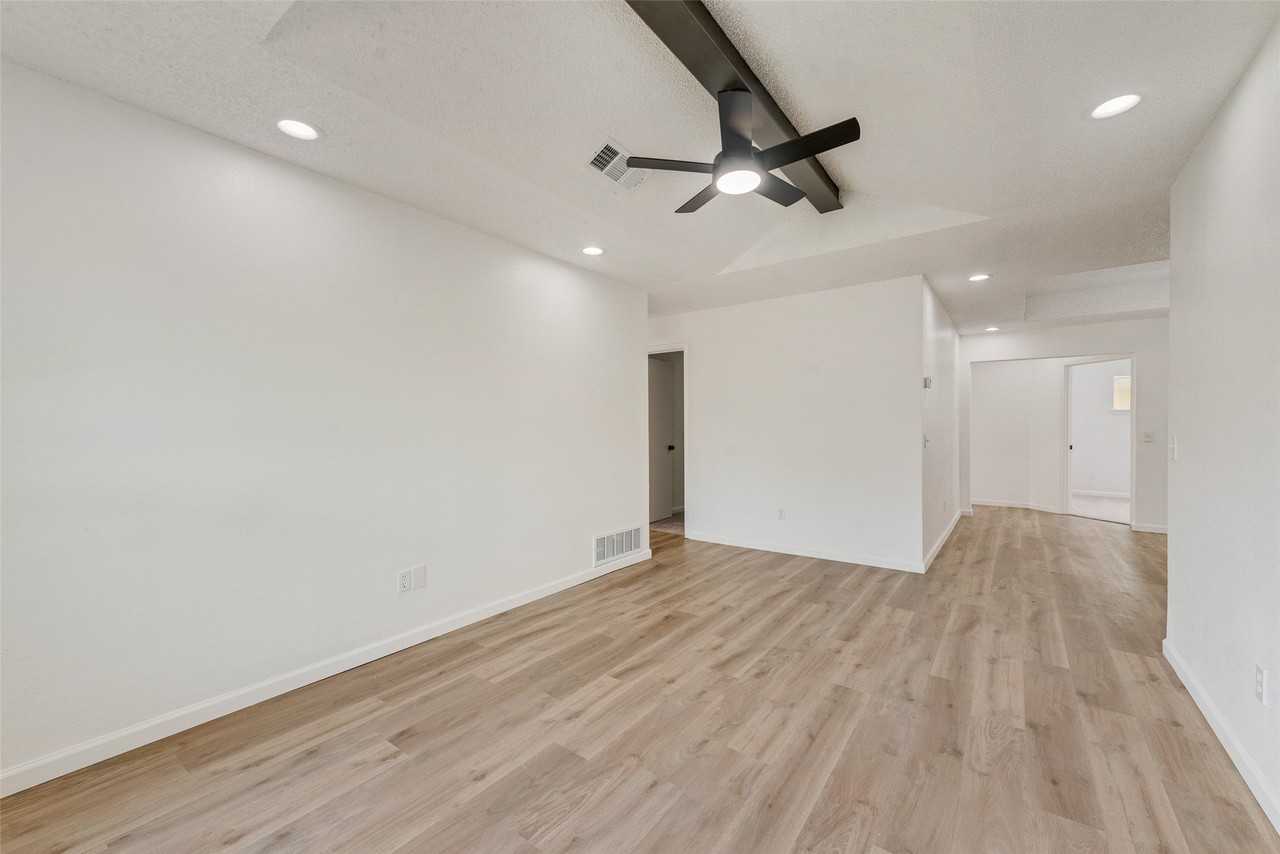 907 Melanie Ln - Photo 6 of 32
