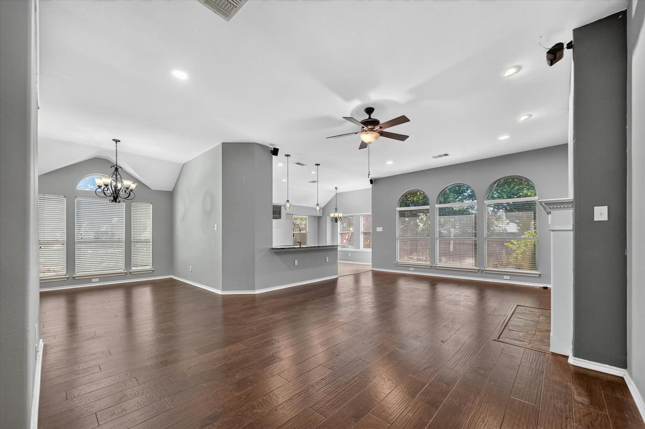 2720 Windstone Way - Photo 4 of 32