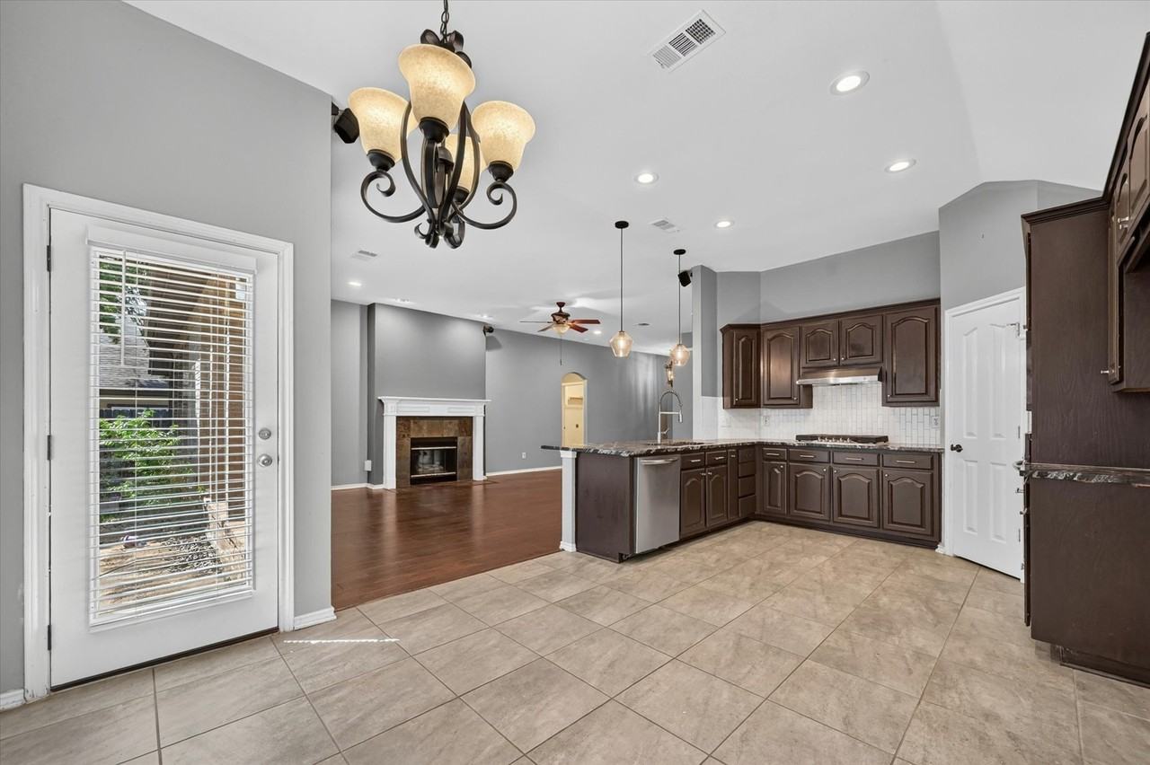 2720 Windstone Way - Photo 7 of 32