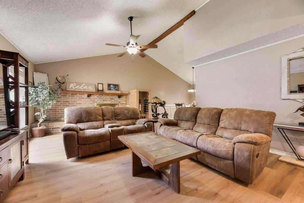 1022 Melissa Ln - Photo 2 of 16