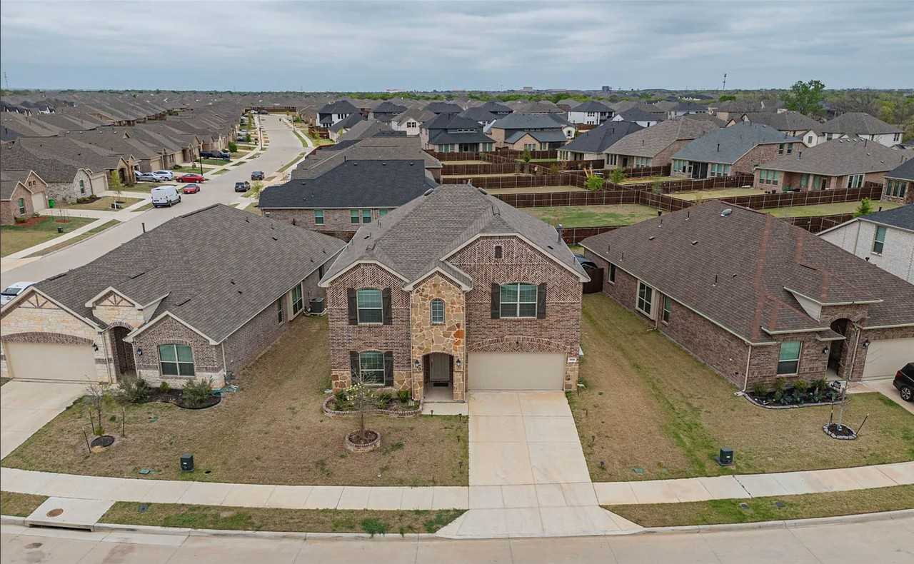 1505 Kurelek Dr - Photo 4 of 32