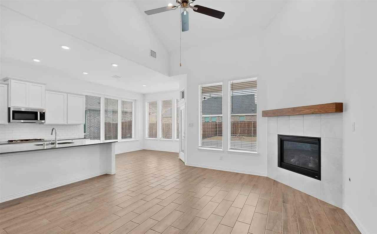 1505 Kurelek Dr - Photo 5 of 32