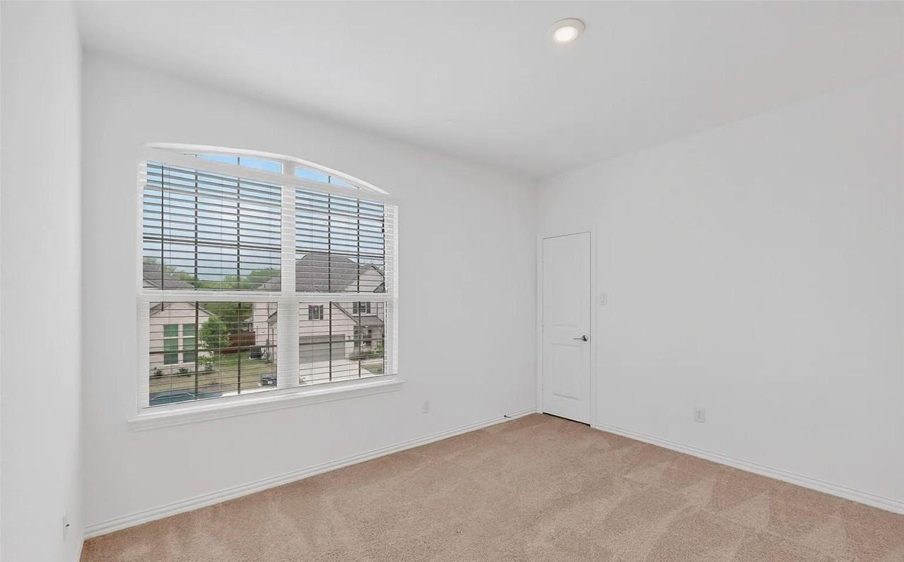 1505 Kurelek Dr - Photo 7 of 32