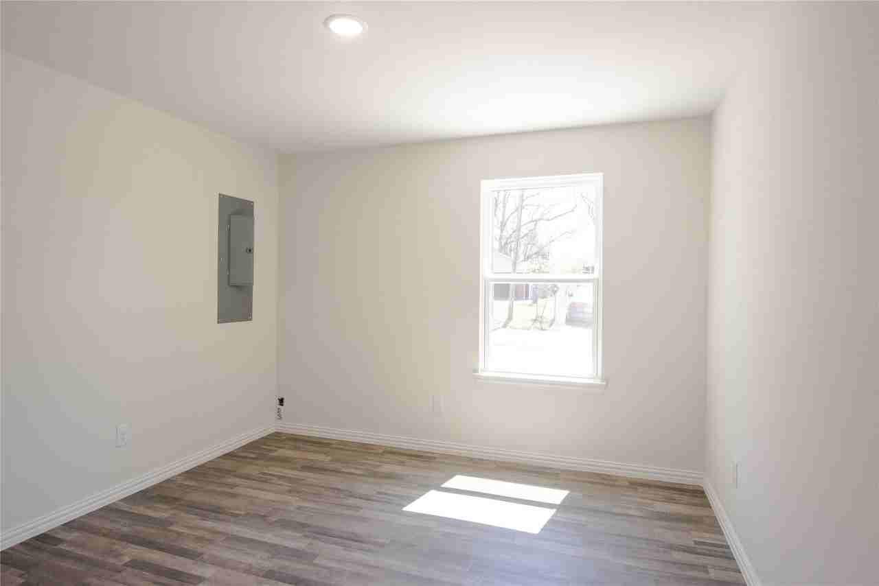217 E 12th St #B - Photo 4 of 9