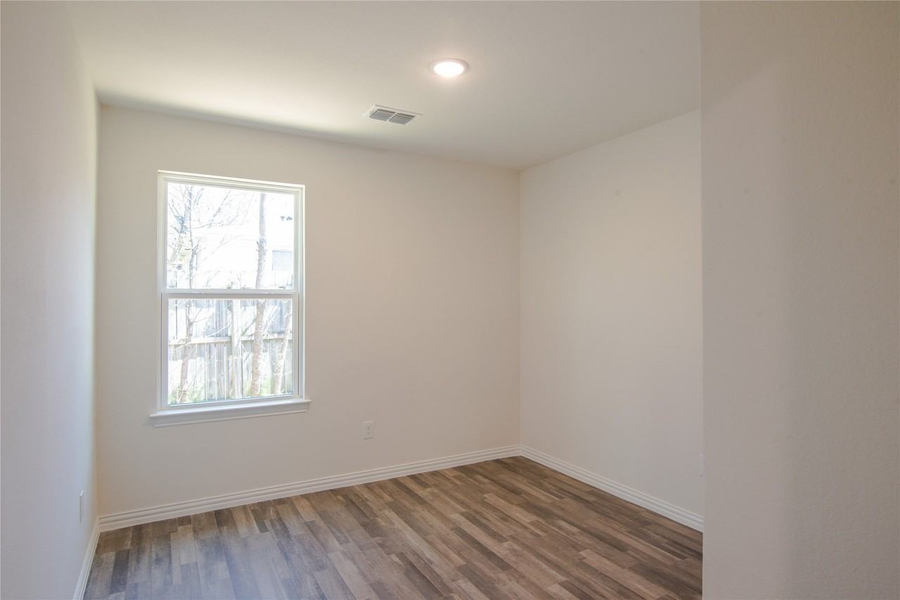 217 E 12th St #B - Photo 5 of 9