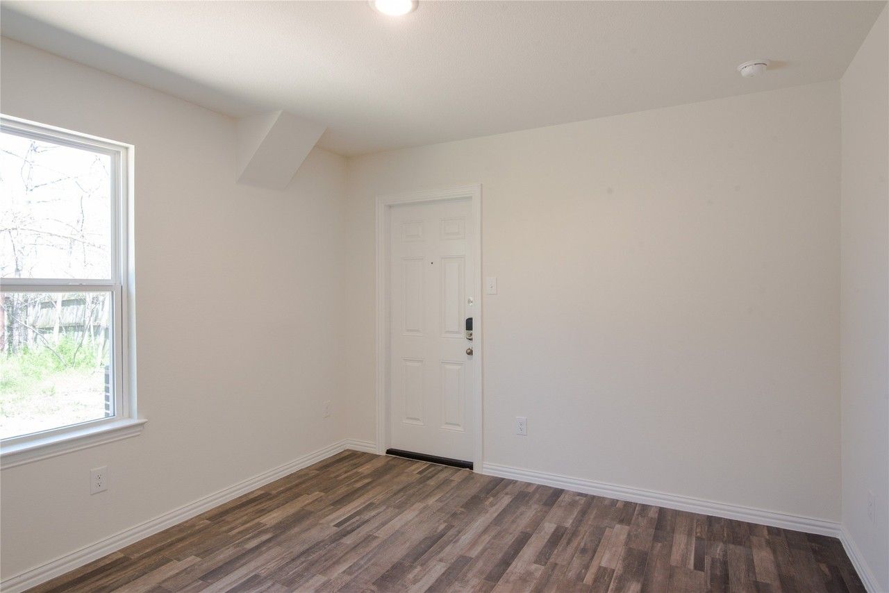 217 E 12th St #B - Photo 6 of 9