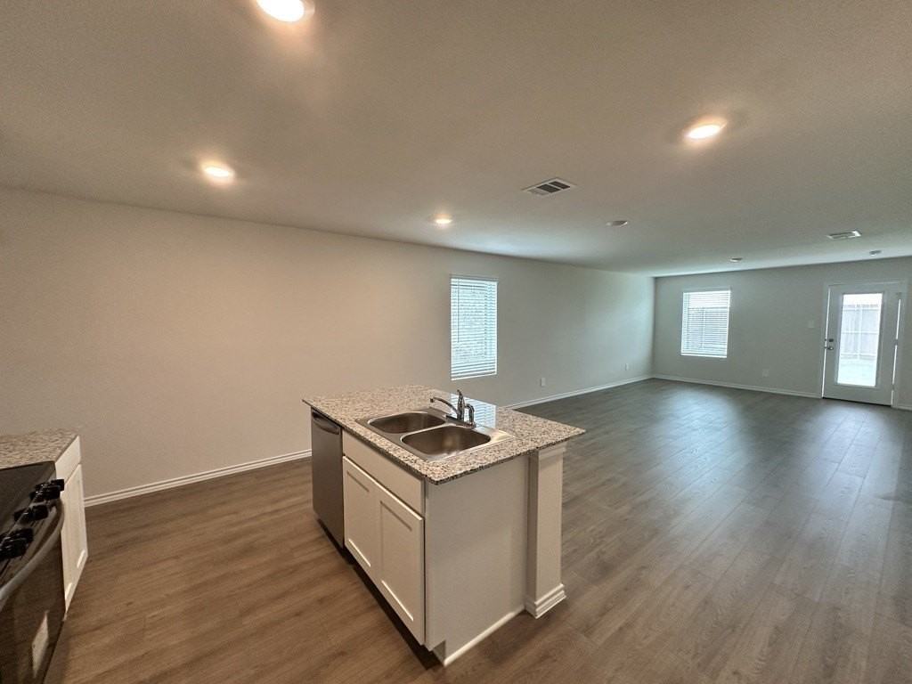 3520 Bridgeport Dr - Photo 5 of 13