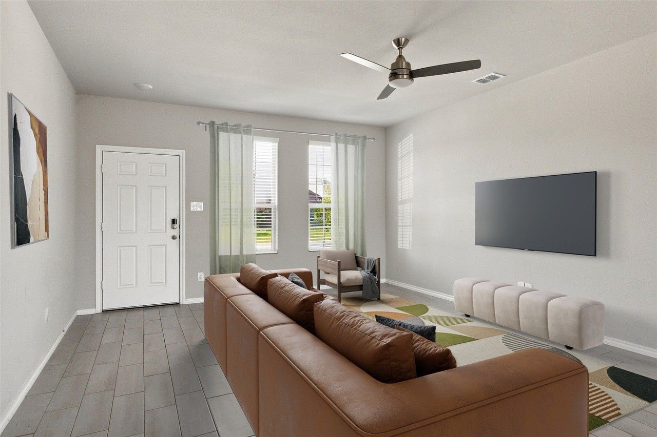 944 Ravenwood Ln - Photo 4 of 40
