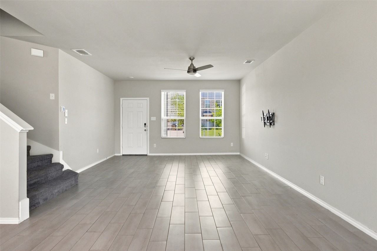 944 Ravenwood Ln - Photo 5 of 40