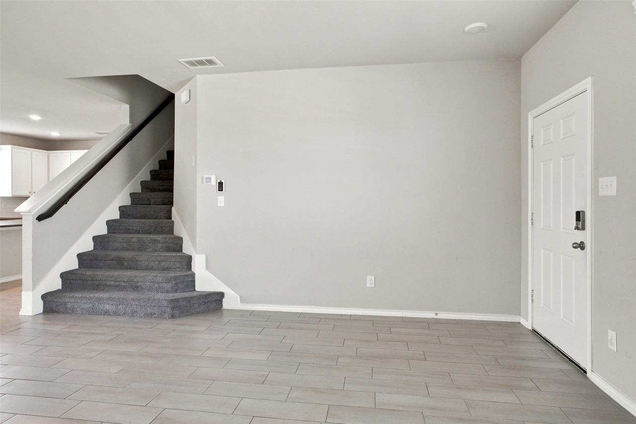944 Ravenwood Ln - Photo 6 of 40