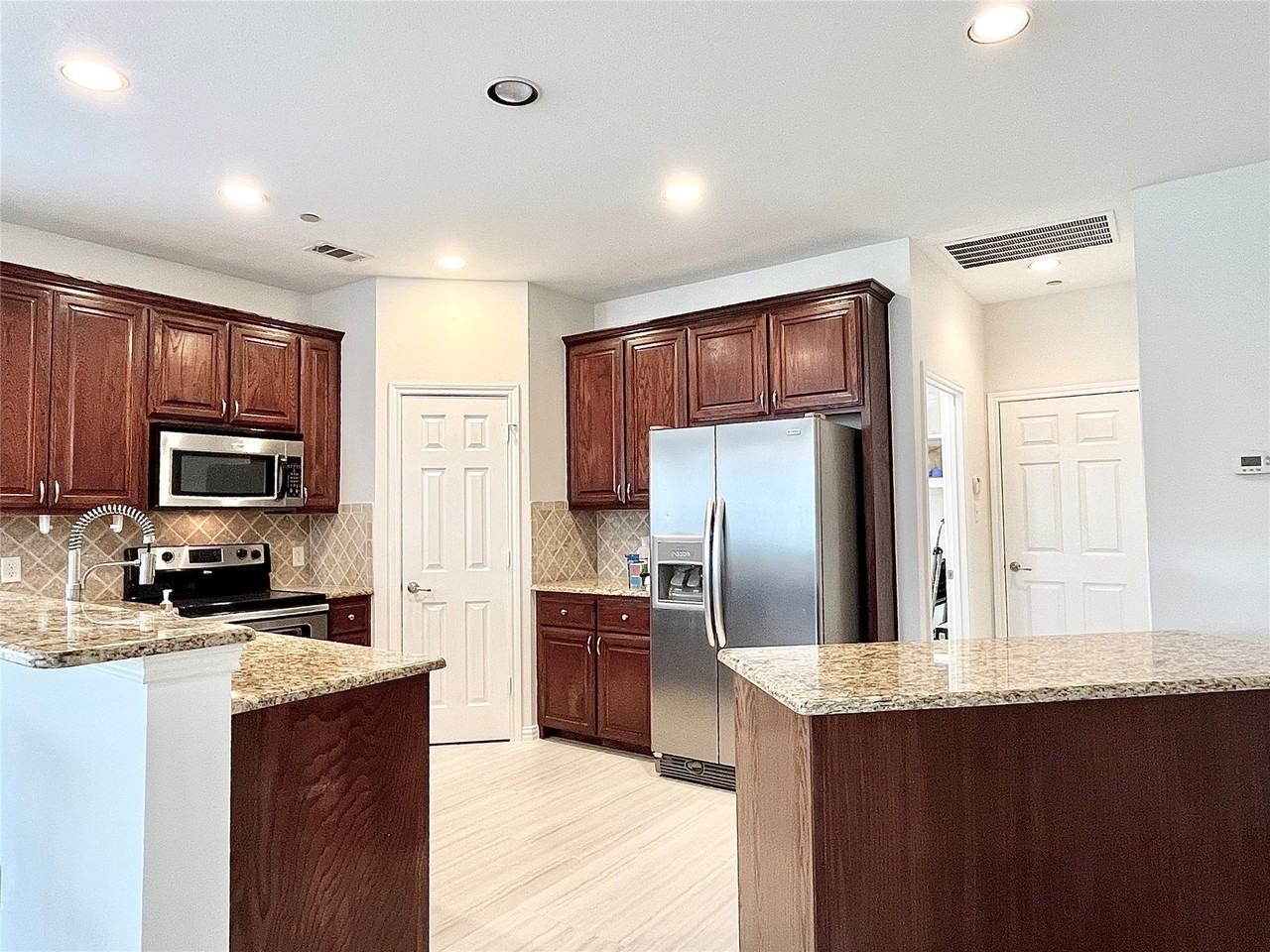 2204 Paige Ct - Photo 6 of 40