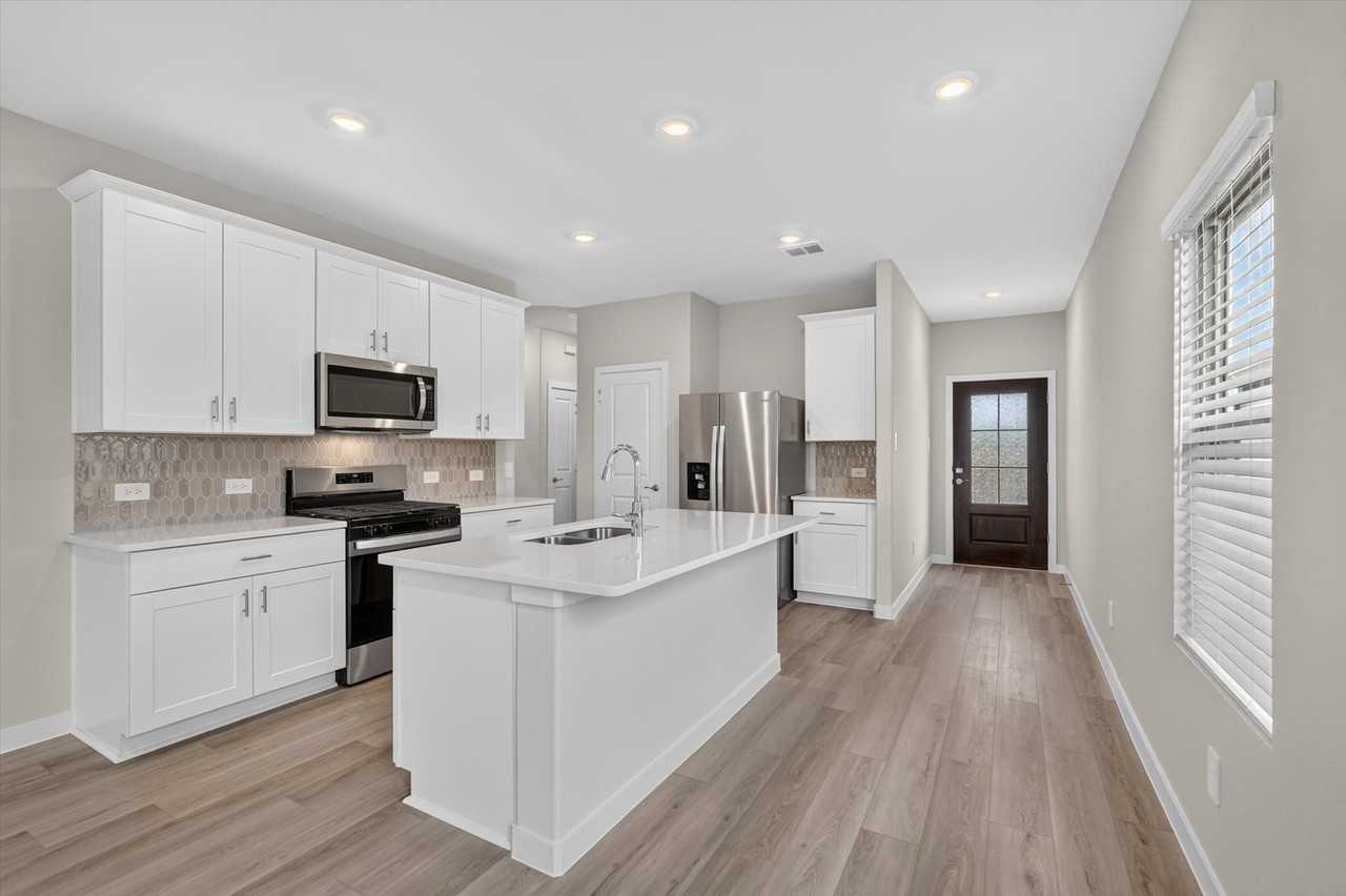 3048 Belton Dr - Photo 4 of 30