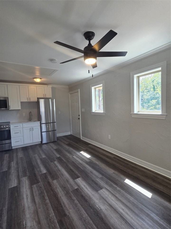 2740 Burlington Blvd - Photo 2 of 18