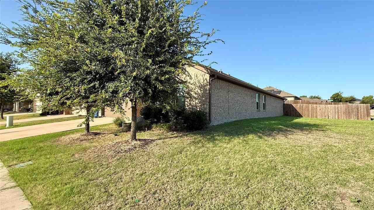 1113 Meadow Side Dr - Photo 4 of 22