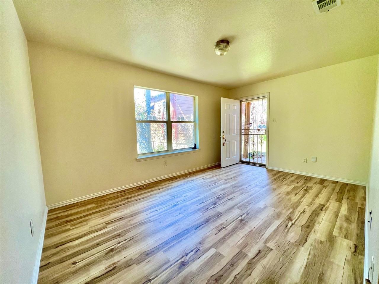 5004 Chapman St - Photo 5 of 22