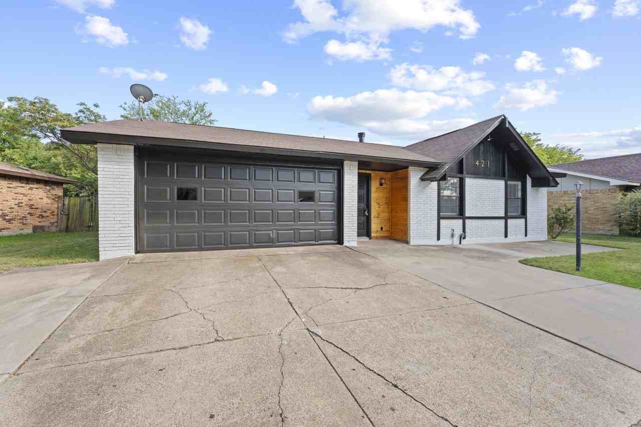 421 Parkvale Ln - Photo 3 of 27