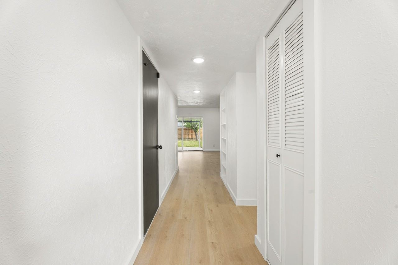 421 Parkvale Ln - Photo 5 of 27