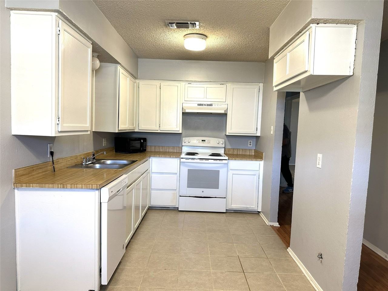 719 Windcrest Dr - Photo 3 of 9