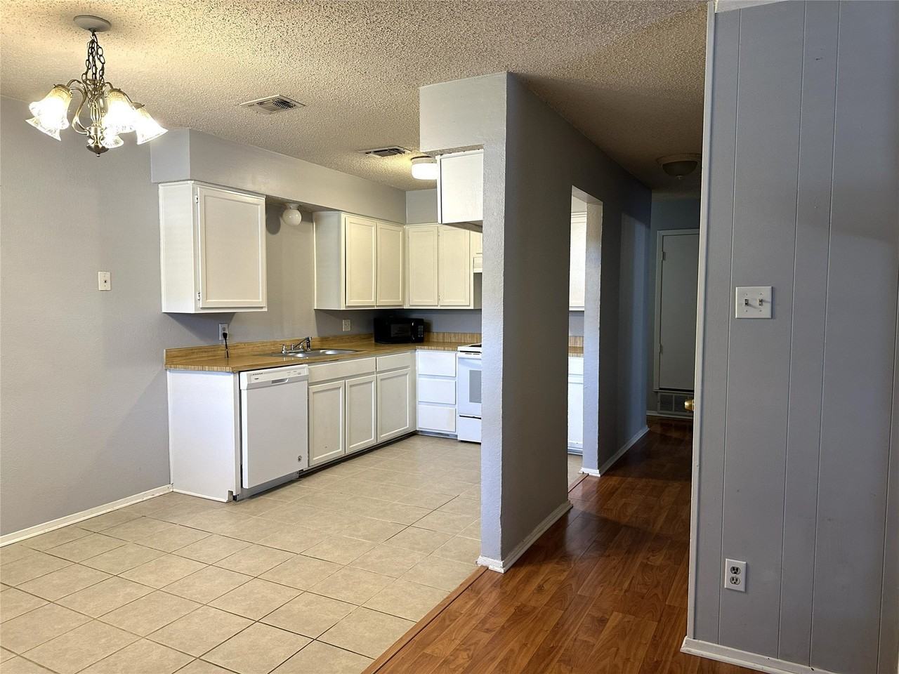 719 Windcrest Dr - Photo 4 of 9