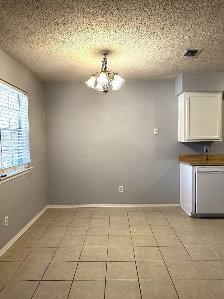 719 Windcrest Dr - Photo 5 of 9