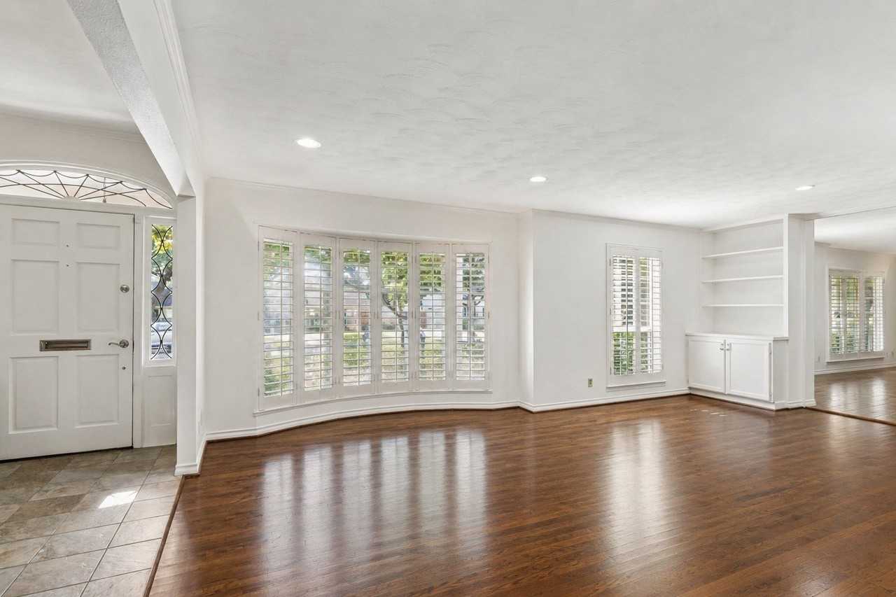 11122 Candlelight Ln - Photo 3 of 19