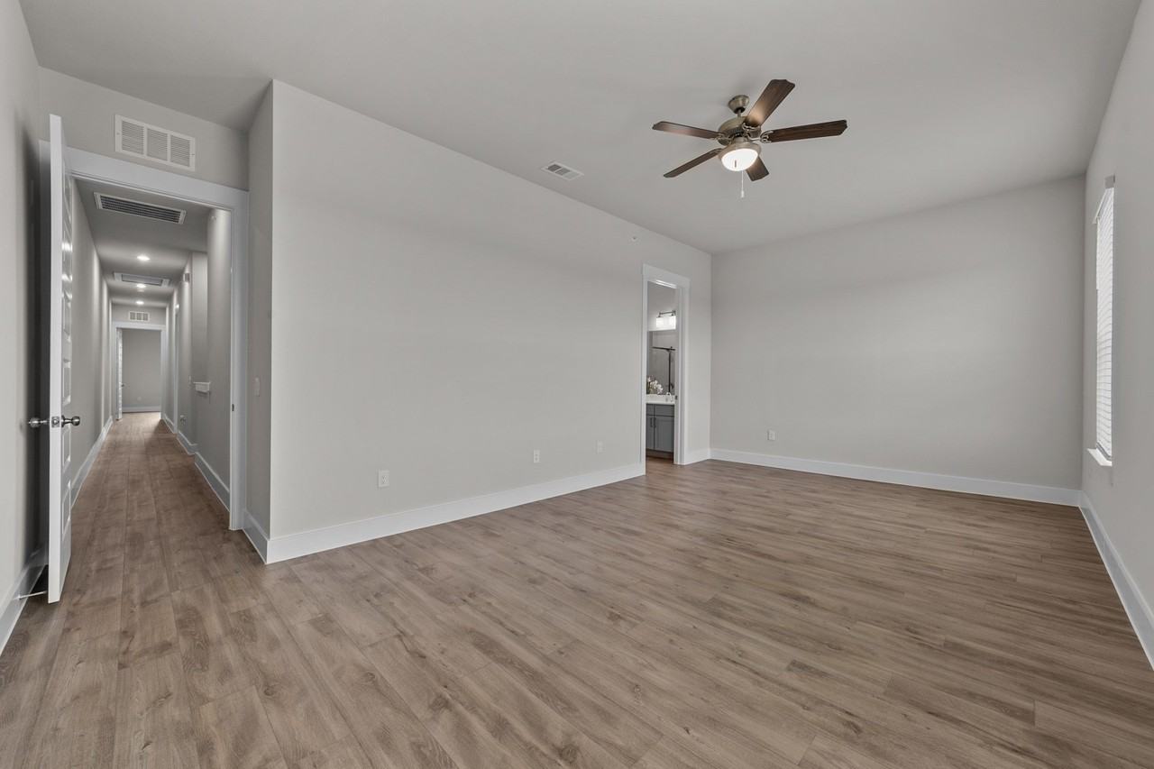 1100 Ebony Dr - Photo 2 of 36