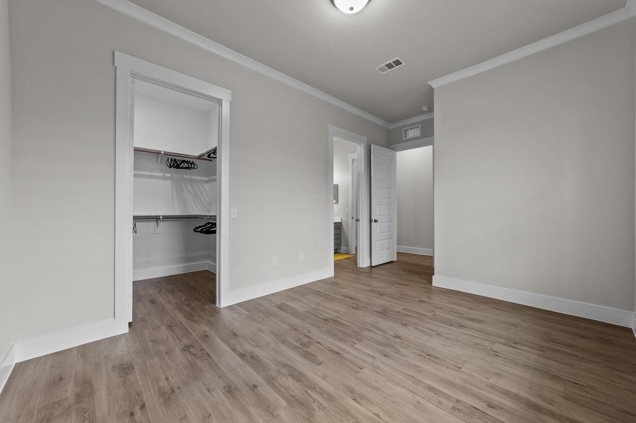 1100 Ebony Dr - Photo 3 of 36