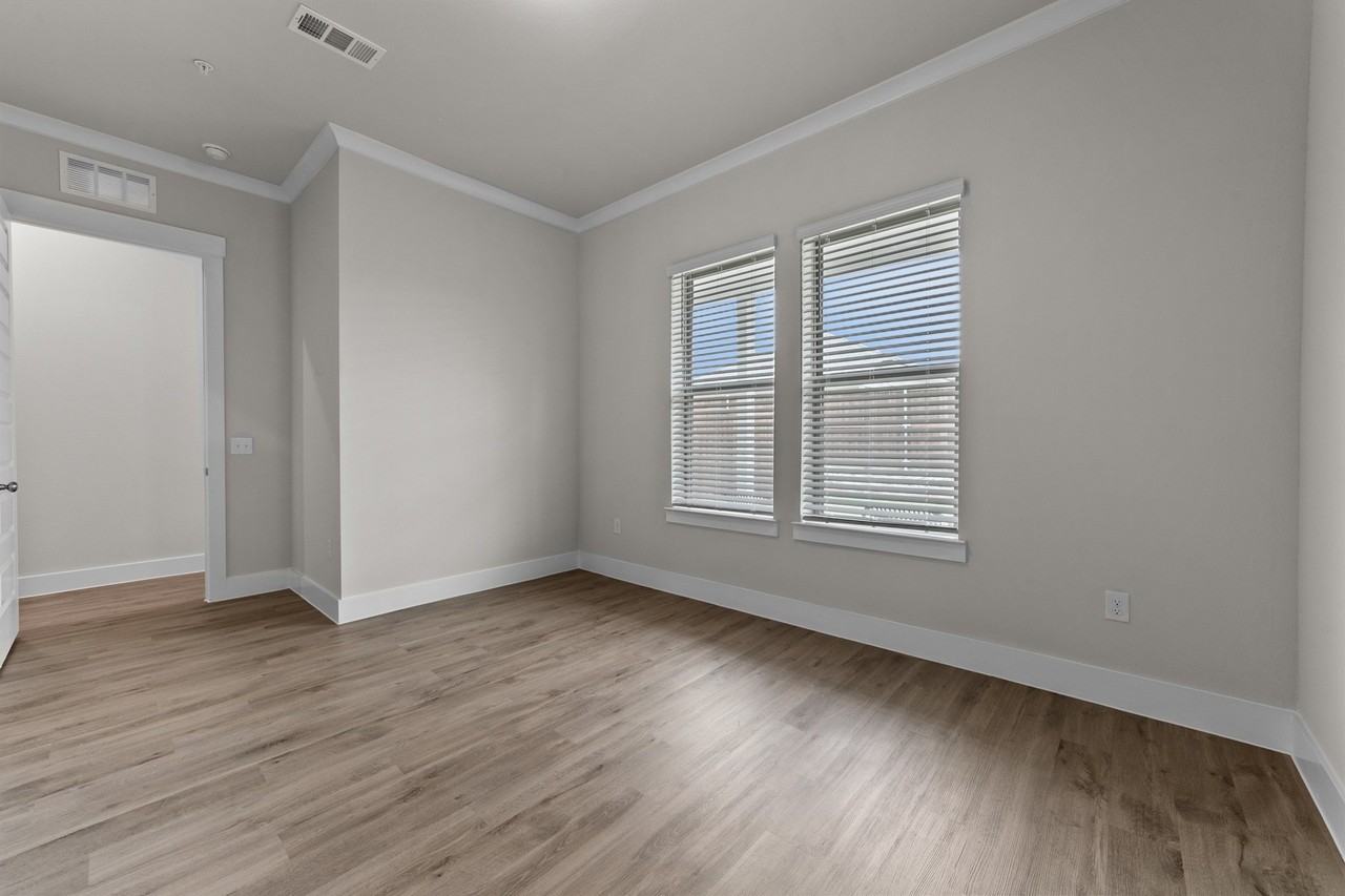 1100 Ebony Dr - Photo 4 of 36