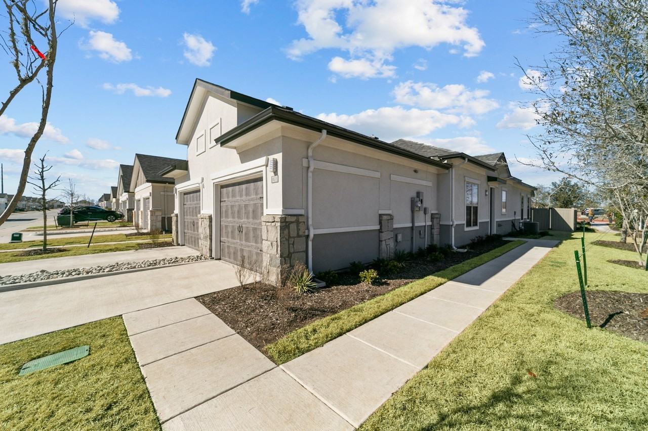 1106 Morado Pl - Photo 4 of 32