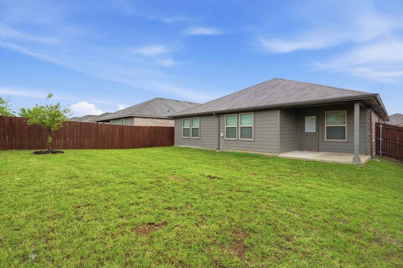 409 Beekeeper Dr - Photo 4 of 31