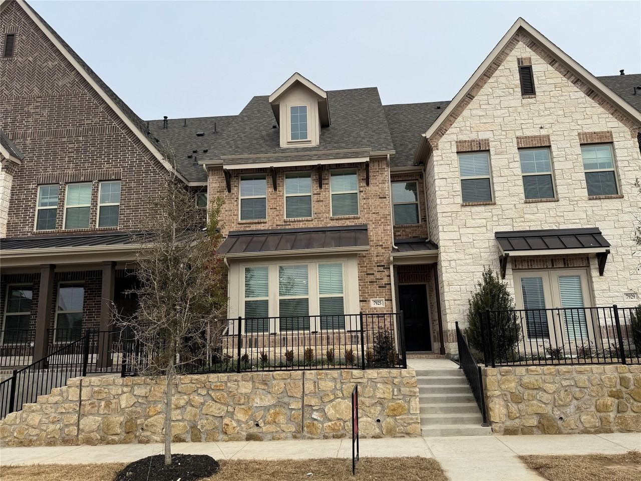 7925 Bayside Dr - Photo 2 of 20
