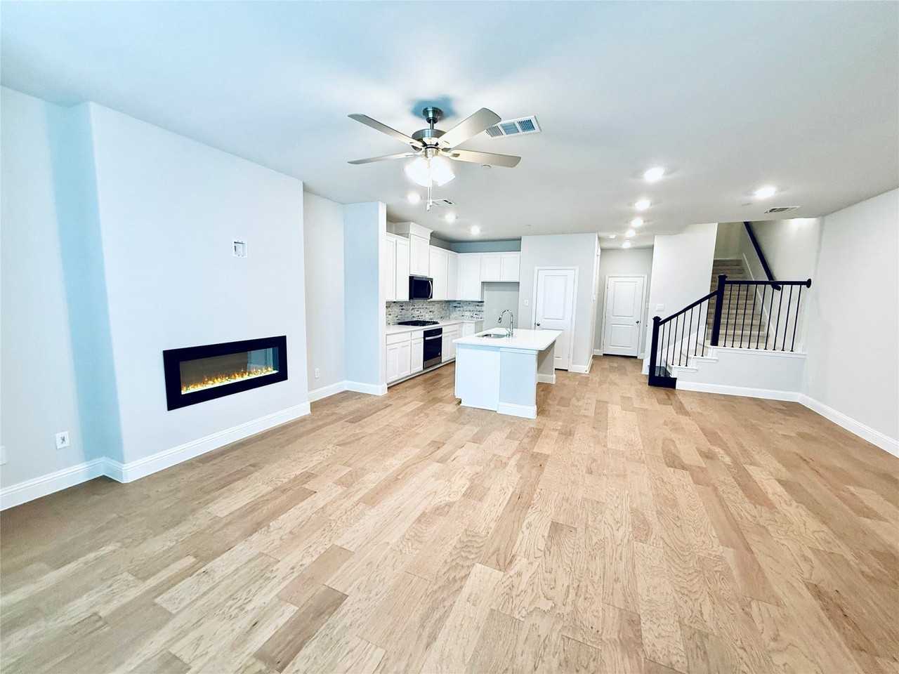 7925 Bayside Dr - Photo 3 of 20