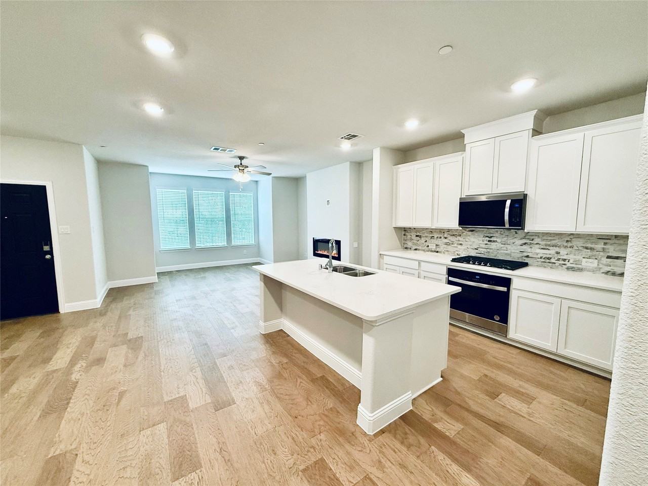 7925 Bayside Dr - Photo 4 of 20