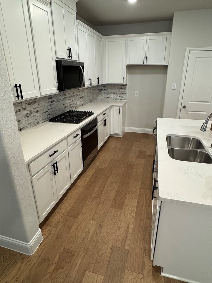 7925 Bayside Dr - Photo 7 of 20