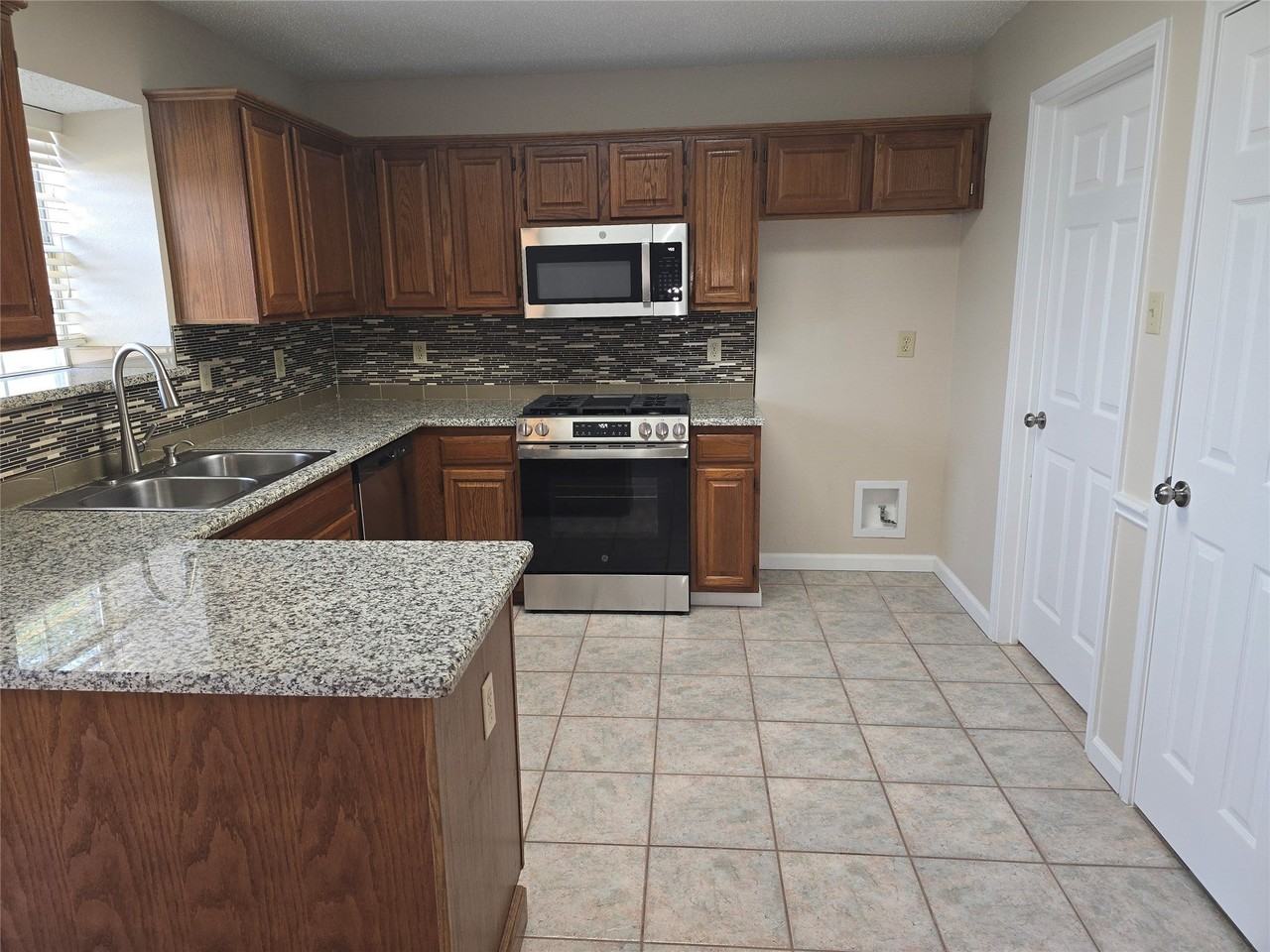 2004 Island View Ct - Photo 2 of 13