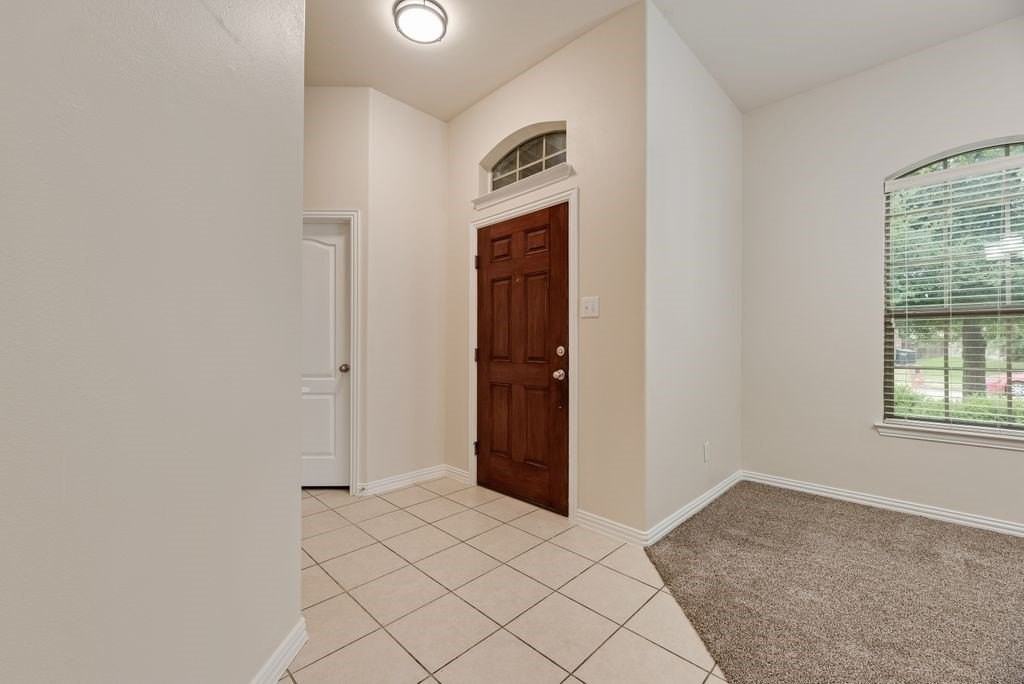 5037 Diamond Peak Ct - Photo 2 of 31
