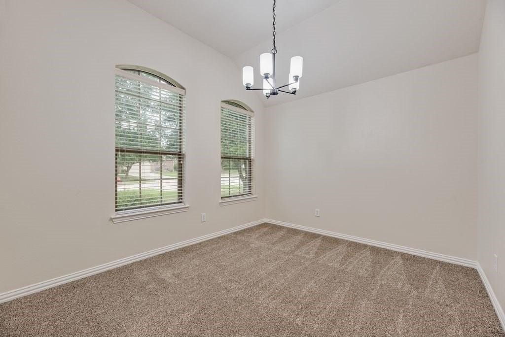 5037 Diamond Peak Ct - Photo 6 of 31