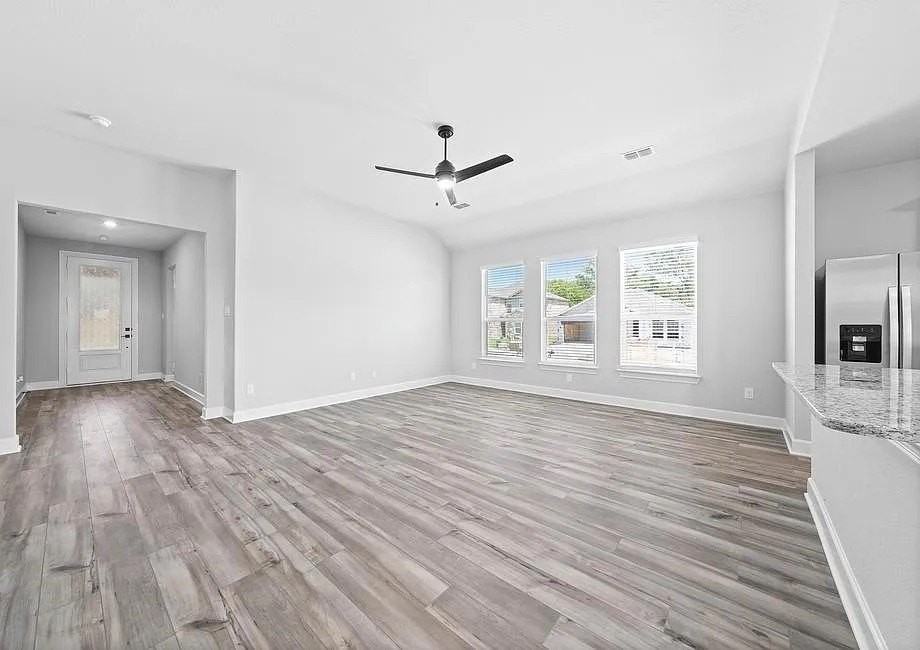 2032 Brentwood Dr - Photo 4 of 27