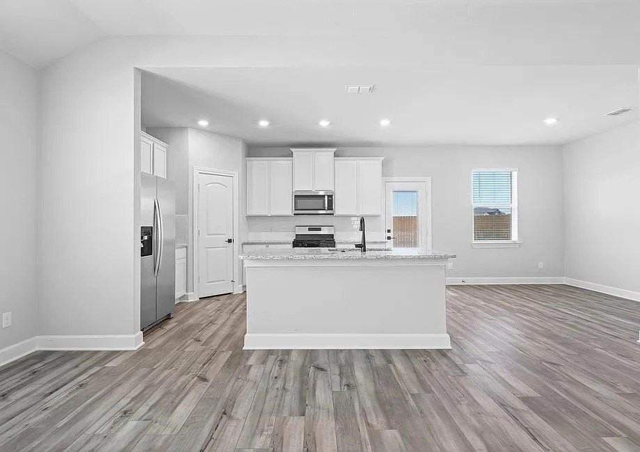 2032 Brentwood Dr - Photo 6 of 27
