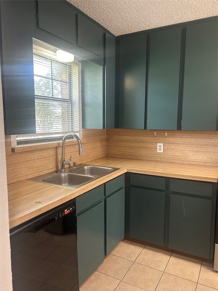 513 S Beverly St - Photo 2 of 13