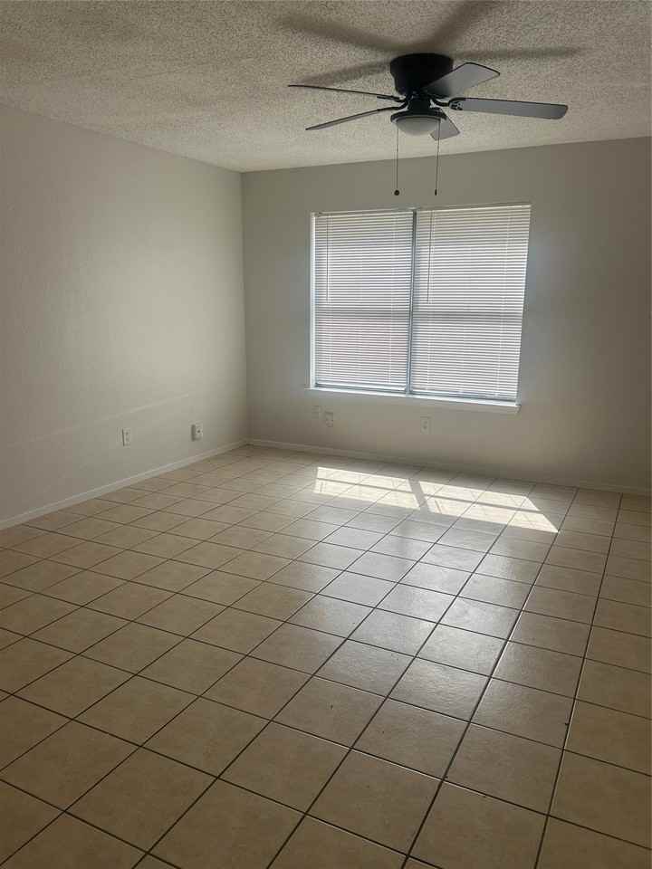 513 S Beverly St - Photo 3 of 13