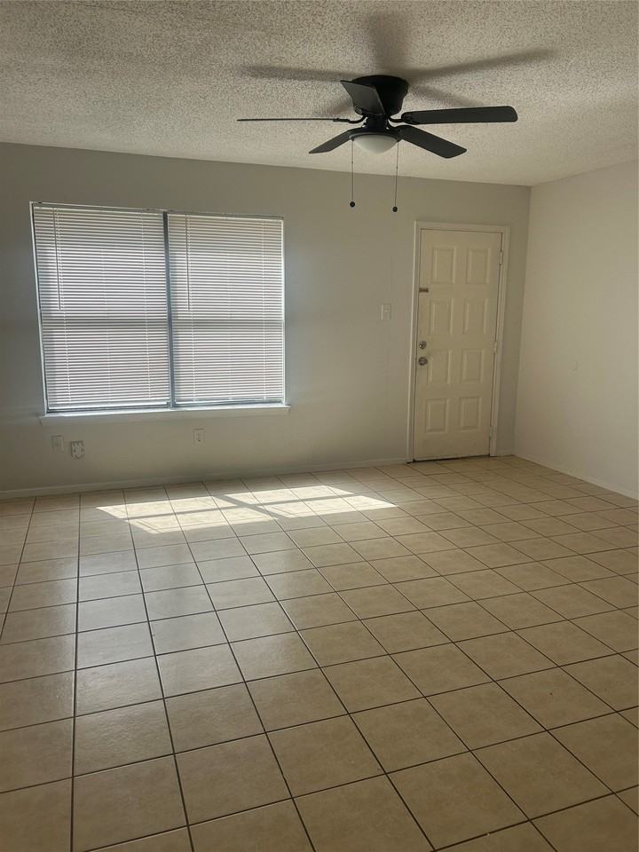 513 S Beverly St - Photo 4 of 13