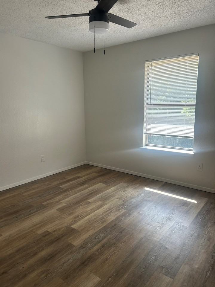 513 S Beverly St - Photo 5 of 13