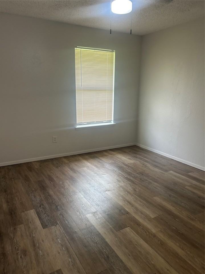 513 S Beverly St - Photo 6 of 13