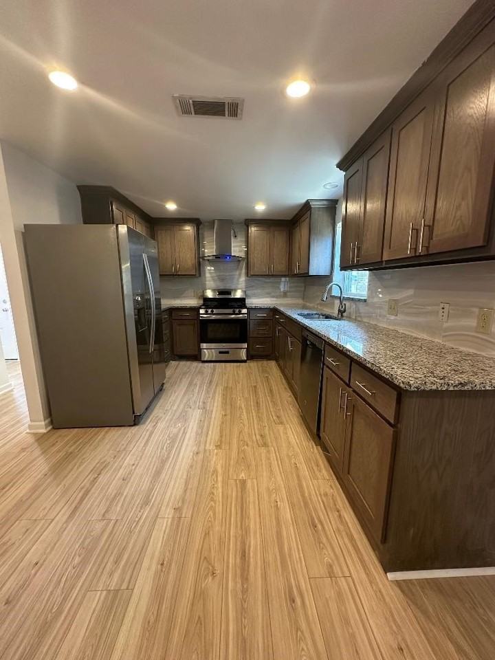 532 Oak Grove Ln - Photo 4 of 33