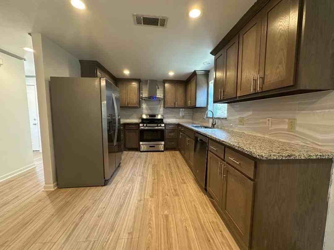 532 Oak Grove Ln - Photo 6 of 33