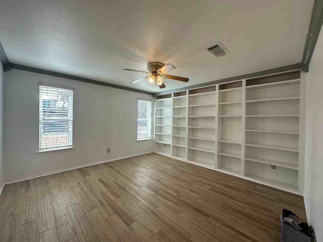 532 Oak Grove Ln - Photo 7 of 33